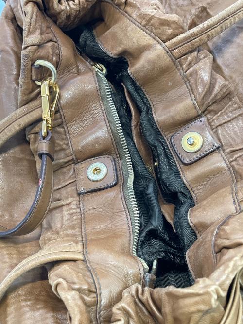 PRADA（プラダ）PRADA (プラダ) サイドリボン2WAYバッグ ブラウンの古着・服飾アイテム