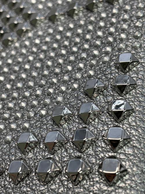 MCM（エムシーエム）MCM (エムシーエム) ラウンドファスナー長財布 シルバーの古着・服飾アイテム