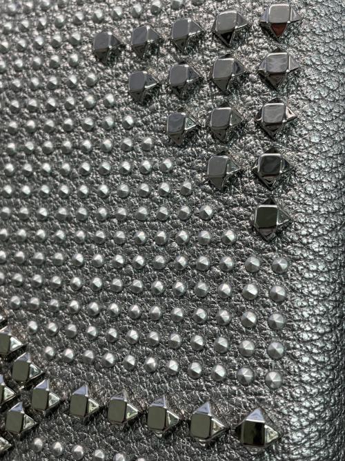 MCM（エムシーエム）MCM (エムシーエム) ラウンドファスナー長財布 シルバーの古着・服飾アイテム