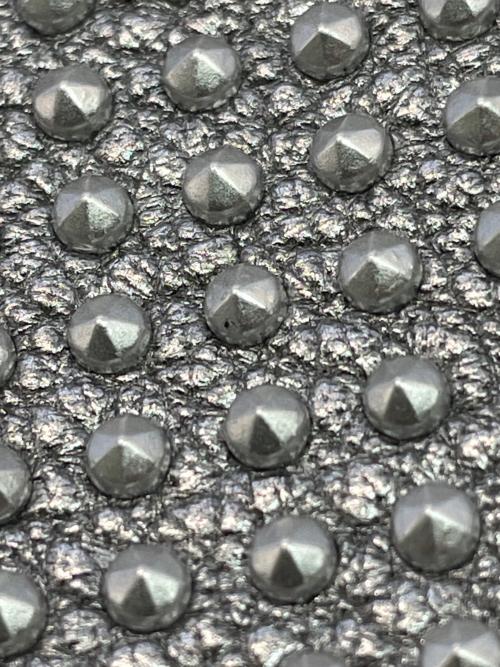 MCM（エムシーエム）MCM (エムシーエム) ラウンドファスナー長財布 シルバーの古着・服飾アイテム