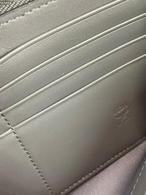 MCM（エムシーエム）MCM (エムシーエム) ラウンドファスナー長財布 シルバーの古着・服飾アイテム