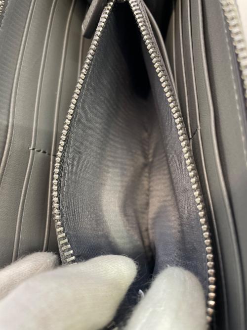 MCM（エムシーエム）MCM (エムシーエム) ラウンドファスナー長財布 シルバーの古着・服飾アイテム