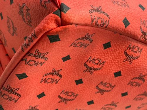 MCM（エムシーエム）MCM (エムシーエム) スタッズリュック レッドの古着・服飾アイテム