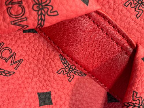 MCM（エムシーエム）MCM (エムシーエム) スタッズリュック レッドの古着・服飾アイテム