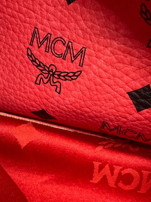 MCM（エムシーエム）MCM (エムシーエム) スタッズリュック レッドの古着・服飾アイテム