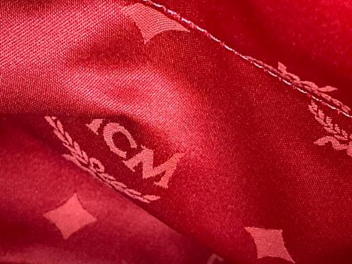 MCM（エムシーエム）MCM (エムシーエム) スタッズリュック レッドの古着・服飾アイテム