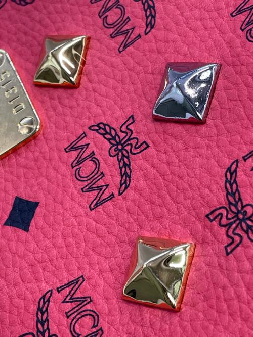 MCM（エムシーエム）MCM (エムシーエム) スタッズリュック レッドの古着・服飾アイテム