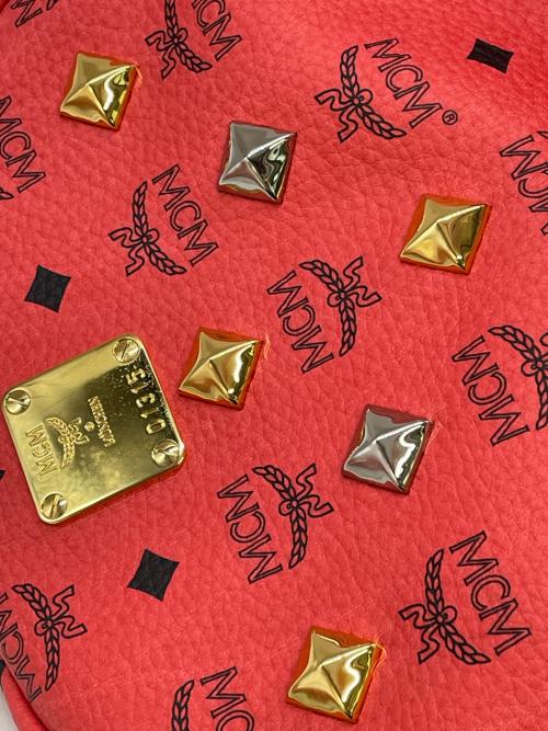 MCM（エムシーエム）MCM (エムシーエム) スタッズリュック レッドの古着・服飾アイテム