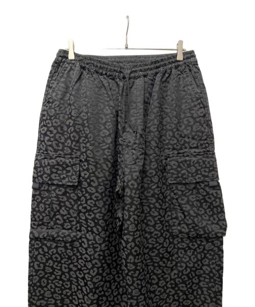 X-LARGE（エクストララージ）X-LARGE (エクストララージ) EASY LEOPARD CARGO PANTS グレー×ブラック サイズ:ＸＬの古着・服飾アイテム