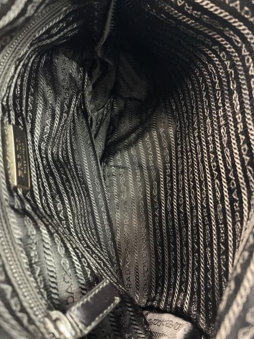 PRADA（プラダ）PRADA (プラダ) ナイロンショルダーバッグ ブラックの古着・服飾アイテム