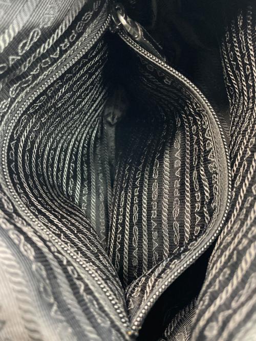 PRADA（プラダ）PRADA (プラダ) ナイロンショルダーバッグ ブラックの古着・服飾アイテム