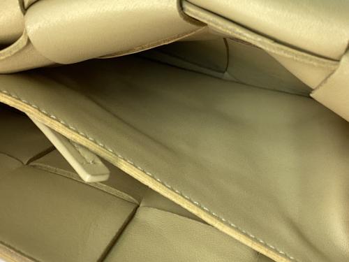 BOTTEGA VENETA（ボッテガベネタ）BOTTEGA VENETA (ボッテガベネタ) レザーショルダーバッグ ベージュの古着・服飾アイテム