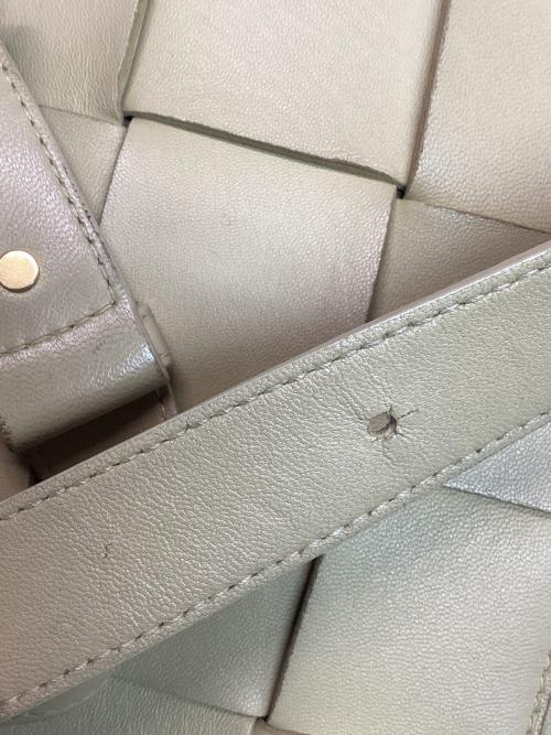 BOTTEGA VENETA（ボッテガベネタ）BOTTEGA VENETA (ボッテガベネタ) レザーショルダーバッグ ベージュの古着・服飾アイテム