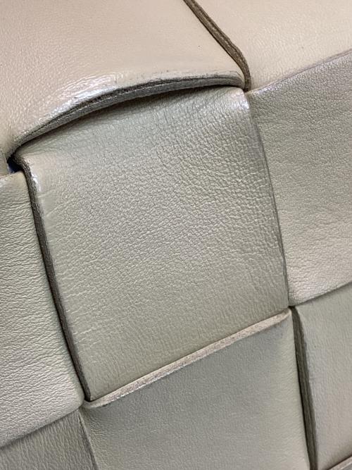 BOTTEGA VENETA（ボッテガベネタ）BOTTEGA VENETA (ボッテガベネタ) レザーショルダーバッグ ベージュの古着・服飾アイテム