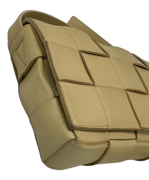 BOTTEGA VENETA（ボッテガベネタ）BOTTEGA VENETA (ボッテガベネタ) レザーショルダーバッグ ベージュの古着・服飾アイテム