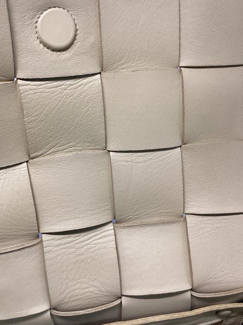 BOTTEGA VENETA（ボッテガベネタ）BOTTEGA VENETA (ボッテガベネタ) レザーショルダーバッグ ベージュの古着・服飾アイテム