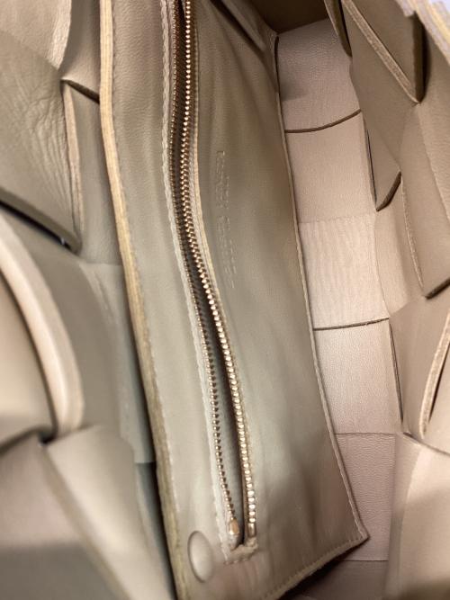 BOTTEGA VENETA（ボッテガベネタ）BOTTEGA VENETA (ボッテガベネタ) レザーショルダーバッグ ベージュの古着・服飾アイテム