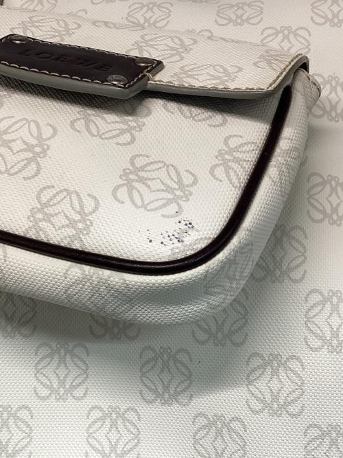 LOEWE（ロエベ）LOEWE (ロエベ) アナグラムショルダーバッグ ホワイト×ブラウンの古着・服飾アイテム