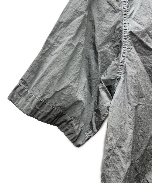 STONE ISLAND（ストーンアイランド）STONE ISLAND (ストーンアイランド) 	NYLON METAL IN ECONYL SHORT SLEEVE SHIRT グレー サイズ:Ｌの古着・服飾アイテム