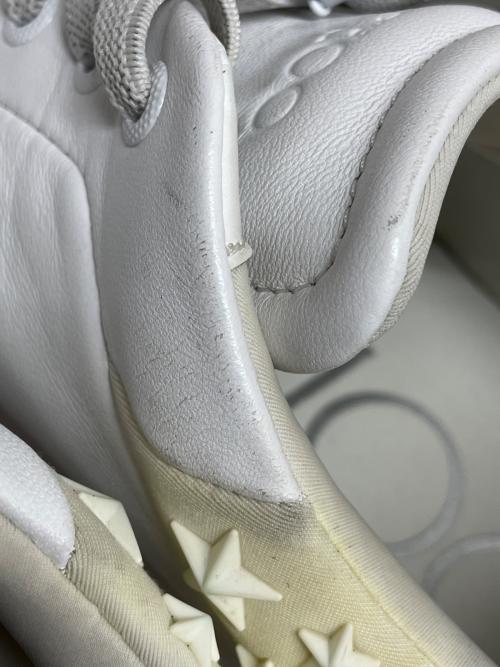 JIMMY CHOO（ジミーチュウ）JIMMY CHOO (ジミーチュウ) スニーカー ホワイト サイズ:SIZE 41の古着・服飾アイテム