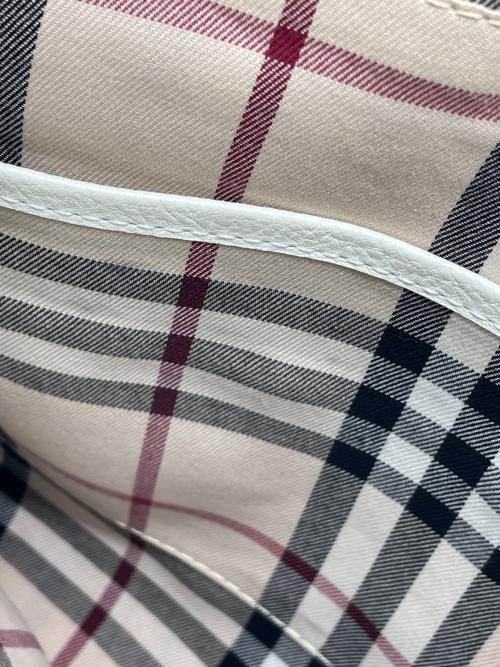BURBERRY（バーバリー）BURBERRY (バーバリー) ショルダーバッグ ホワイト×イエローの古着・服飾アイテム