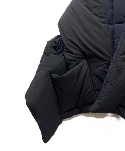 HeRIN.CYE（ヘリンドットサイ）HeRIN.CYE (ヘリンドットサイ) Volume cape ブラックの古着・服飾アイテム