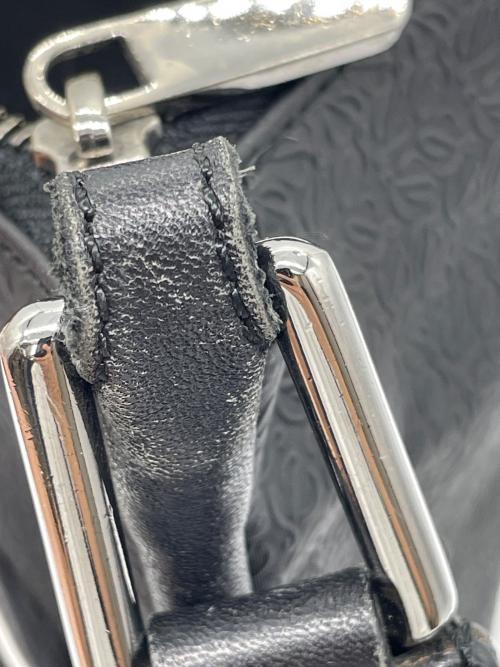 LOEWE（ロエベ）LOEWE (ロエベ) リピートアナグラムショルダーバッグ ブラック×ホワイトの古着・服飾アイテム