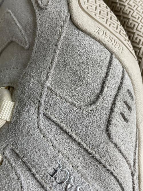 VERSACE（ヴェルサーチ）VERSACE (ヴェルサーチ) ガラクシアレザースニーカー アイボリー サイズ:24.7cmの古着・服飾アイテム
