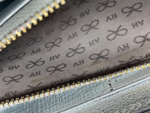 ANYA HINDMARCH（アニヤ・ハインドマーチ）ANYA HINDMARCH (アニヤ・ハインドマーチ) 長財布 シルバーの古着・服飾アイテム