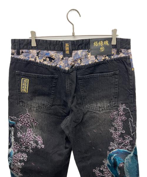 絡繰魂・粋（カラクリダマシイ イキ）絡繰魂・粋 (カラクリダマシイ イキ) 刺繍デニムパンツ ブラック サイズ:３８の古着・服飾アイテム