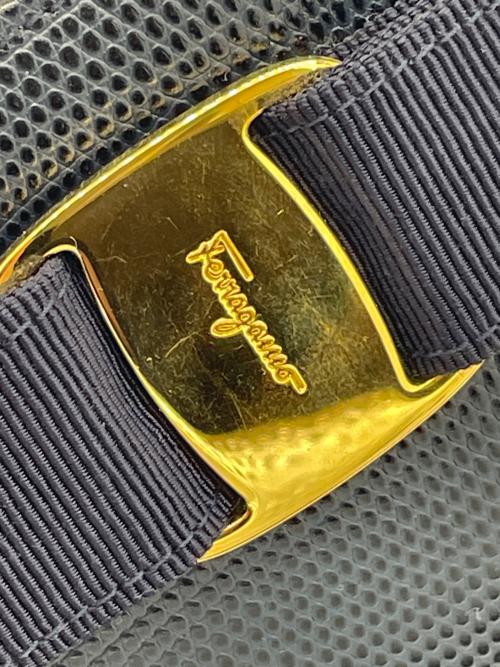Ferragamo（フェラガモ）Ferragamo (フェラガモ) ヴァラリボン チェーンショルダーバッグ ネイビーの古着・服飾アイテム