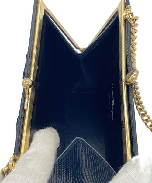 Ferragamo（フェラガモ）Ferragamo (フェラガモ) ヴァラリボン チェーンショルダーバッグ ネイビーの古着・服飾アイテム