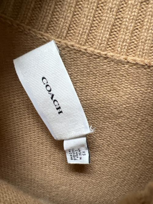 COACH（コーチ）COACH (コーチ) オーバーサイズドホース&キャリッジタートルネック ベージュ サイズ:ＸＳの古着・服飾アイテム