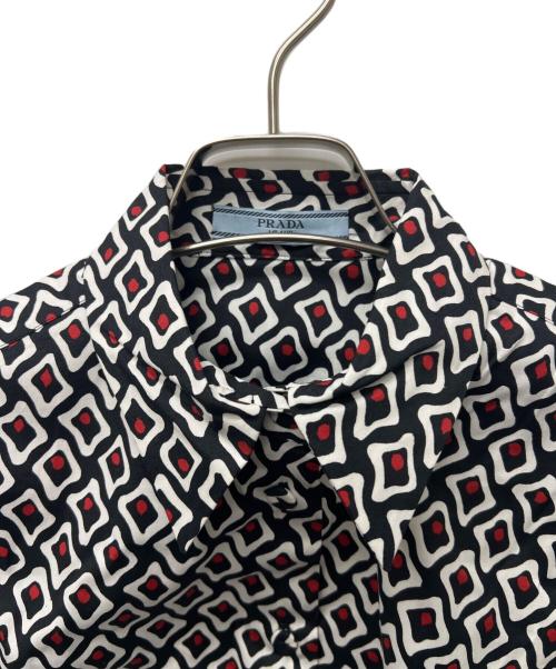 PRADA（プラダ）PRADA (プラダ) プリントシャツ ブラック×ホワイト×レッド サイズ:３６の古着・服飾アイテム