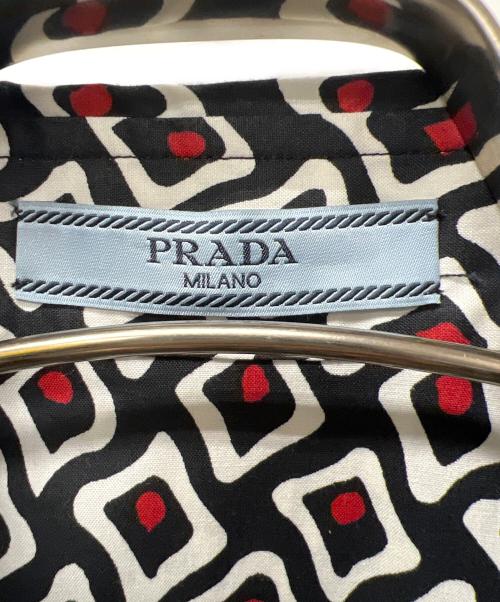 PRADA（プラダ）PRADA (プラダ) プリントシャツ ブラック×ホワイト×レッド サイズ:３６の古着・服飾アイテム