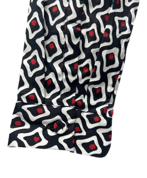 PRADA（プラダ）PRADA (プラダ) プリントシャツ ブラック×ホワイト×レッド サイズ:３６の古着・服飾アイテム