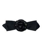 CHANELシャネル）の古着「カメリアモチーフ パテント バレッタ」