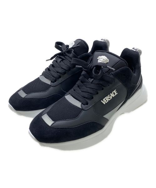 VERSACE（ヴェルサーチェ）VERSACE (ヴェルサーチェ) ロゴスニーカー ブラック×ホワイト サイズ:42の古着・服飾アイテム