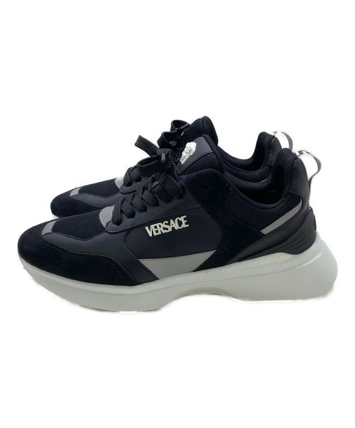 VERSACE（ヴェルサーチェ）VERSACE (ヴェルサーチェ) ロゴスニーカー ブラック×ホワイト サイズ:42の古着・服飾アイテム