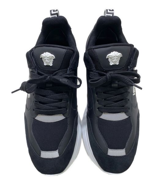 VERSACE（ヴェルサーチェ）VERSACE (ヴェルサーチェ) ロゴスニーカー ブラック×ホワイト サイズ:42の古着・服飾アイテム