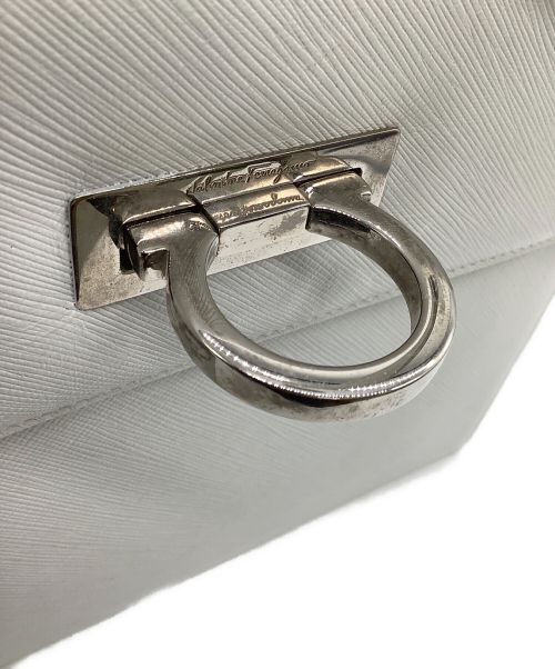 Salvatore Ferragamo（サルヴァトーレ フェラガモ）Salvatore Ferragamo (サルヴァトーレ フェラガモ) ショルダーバッグ ホワイトの古着・服飾アイテム