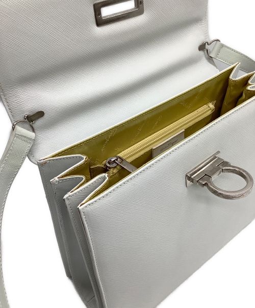 Salvatore Ferragamo（サルヴァトーレ フェラガモ）Salvatore Ferragamo (サルヴァトーレ フェラガモ) ショルダーバッグ ホワイトの古着・服飾アイテム