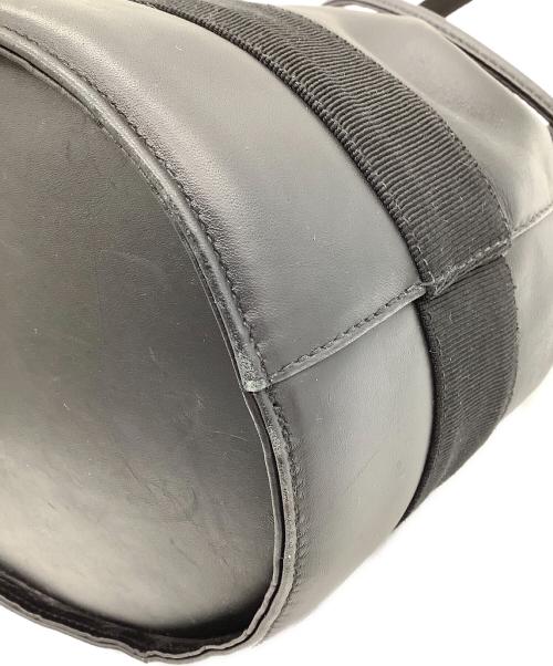 Salvatore Ferragamo（サルヴァトーレ フェラガモ）Salvatore Ferragamo (サルヴァトーレ フェラガモ) 巾着ショルダーバッグ ブラック×ゴールドの古着・服飾アイテム