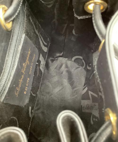 Salvatore Ferragamo（サルヴァトーレ フェラガモ）Salvatore Ferragamo (サルヴァトーレ フェラガモ) 巾着ショルダーバッグ ブラック×ゴールドの古着・服飾アイテム