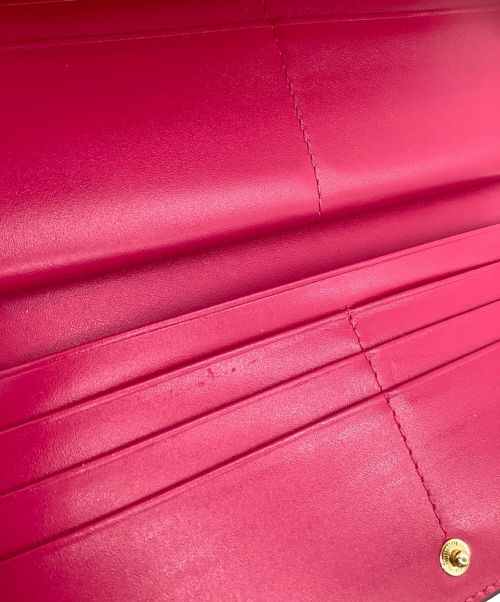 MCM（エムシーエム）MCM (エムシーエム) 3つ折り長財布 ショッキングピンクの古着・服飾アイテム