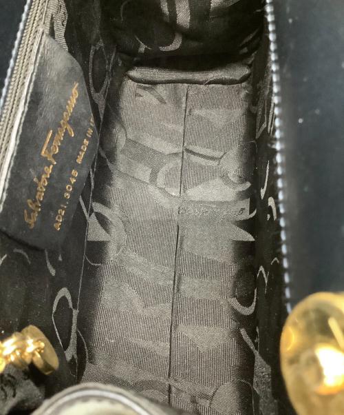 Salvatore Ferragamo（サルヴァトーレ フェラガモ）Salvatore Ferragamo (サルヴァトーレ フェラガモ) チェーンショルダーバッグ ブラック×ゴールドの古着・服飾アイテム