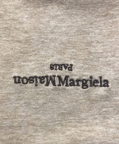 Maison Margiela（メゾンマルジェラ）Maison Margiela (メゾンマルジェラ) ディストーテッド ロゴTシャツ ベージュ サイズ:50の古着・服飾アイテム