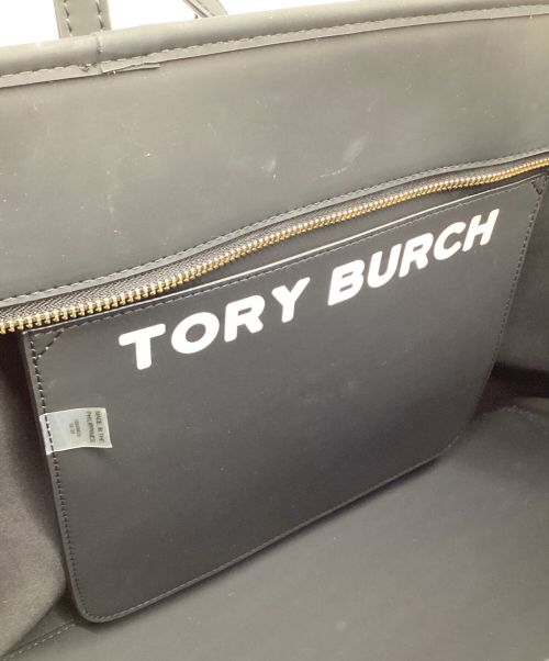 TORY BURCH（トリーバーチ）TORY BURCH (トリーバーチ) GEMINI LINK CANVAS TOP-ZIP TOTE BAG（ジェミニ リンク キャンバス トップ－ジップ トート バッグ） グレー×ブラックの古着・服飾アイテム