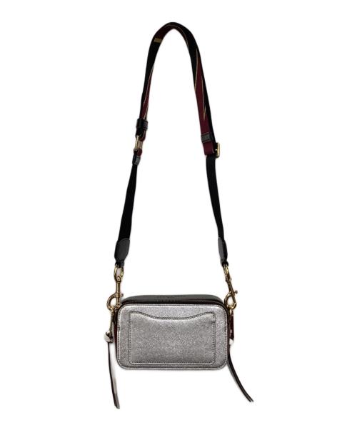 MARC JACOBS（マークジェイコブス）MARC JACOBS (マーク ジェイコブス) THE SNAPSHOT CAMERA BAG（ザ スナップ ショット カメラ バッグ） シルバー×レッドの古着・服飾アイテム