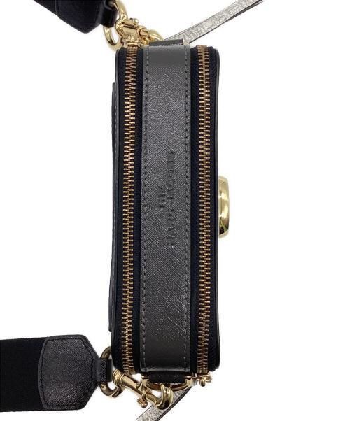 MARC JACOBS（マークジェイコブス）MARC JACOBS (マーク ジェイコブス) THE SNAPSHOT CAMERA BAG（ザ スナップ ショット カメラ バッグ） シルバー×レッドの古着・服飾アイテム